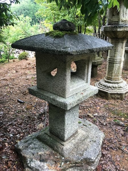 白川石製の創作型灯籠