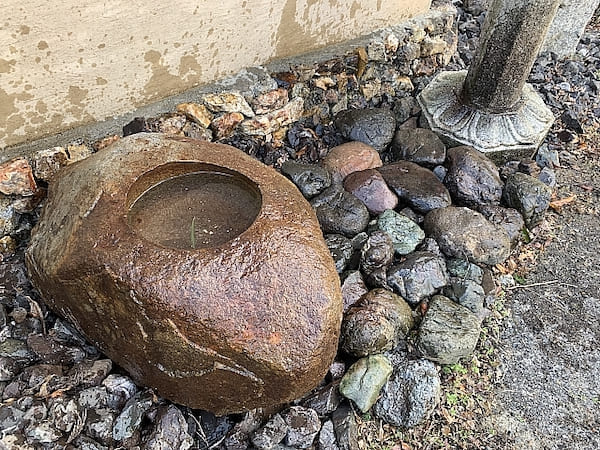 鞍馬石の水鉢