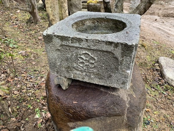 宝殿竜山石の水鉢　