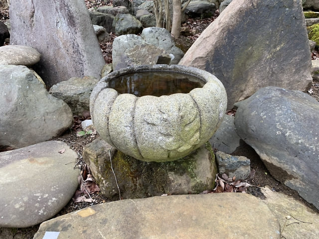 丹波石の古い水鉢