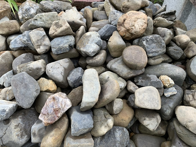 桂川の延段用の小石