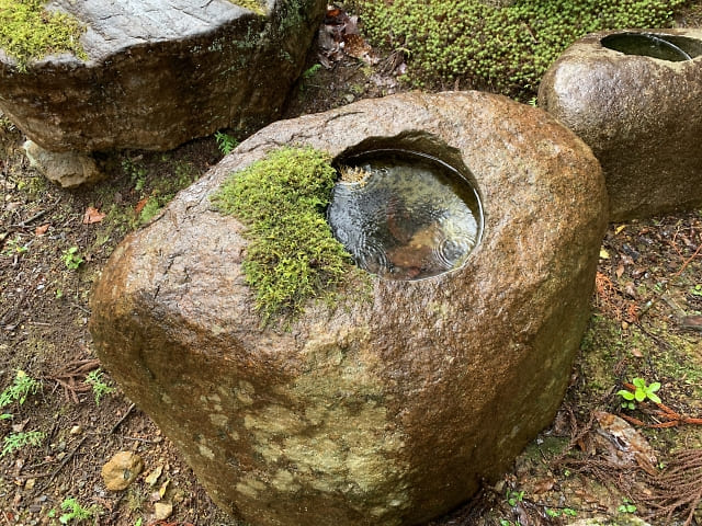 鞍馬石の水鉢