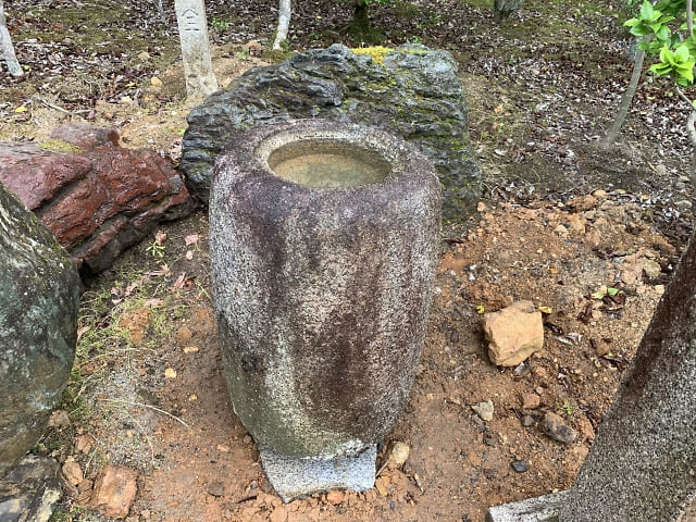 棗型の手水鉢