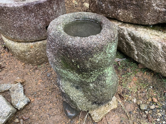 白川石製の手水鉢