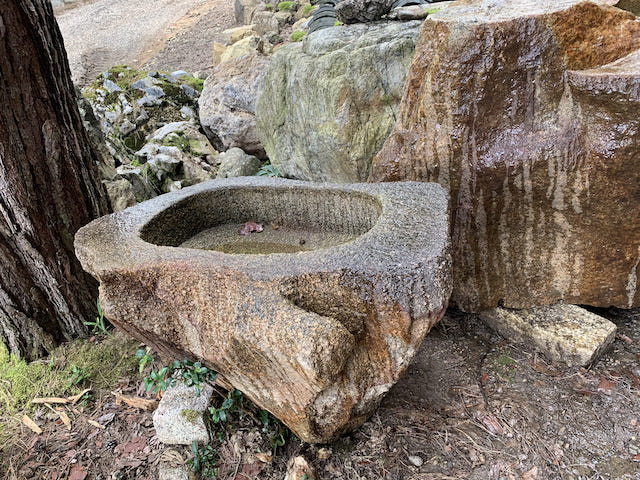 古い海石の手水鉢