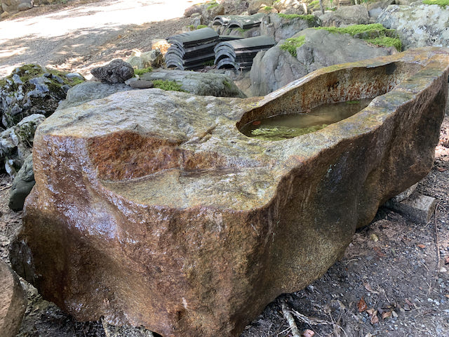 大きな舟型石の水鉢
