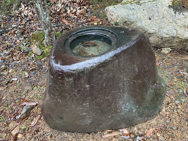 川石の水鉢