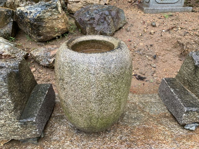 奈良石の小さな棗型水鉢