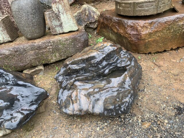 瀬田真黒の水彫れ石