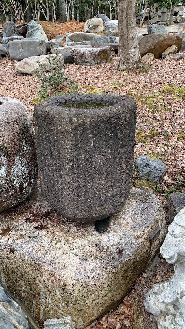 豊島石の手水鉢