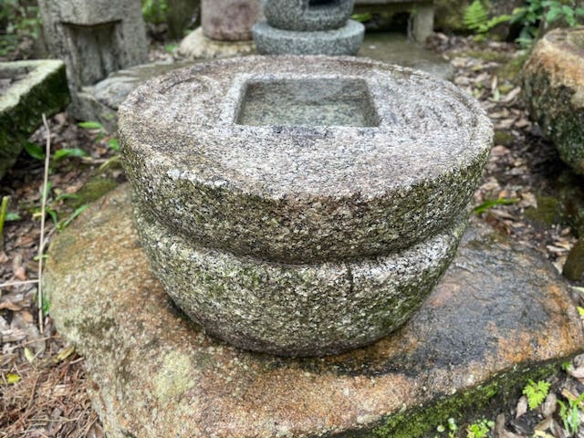 白川石の布泉型の手水鉢