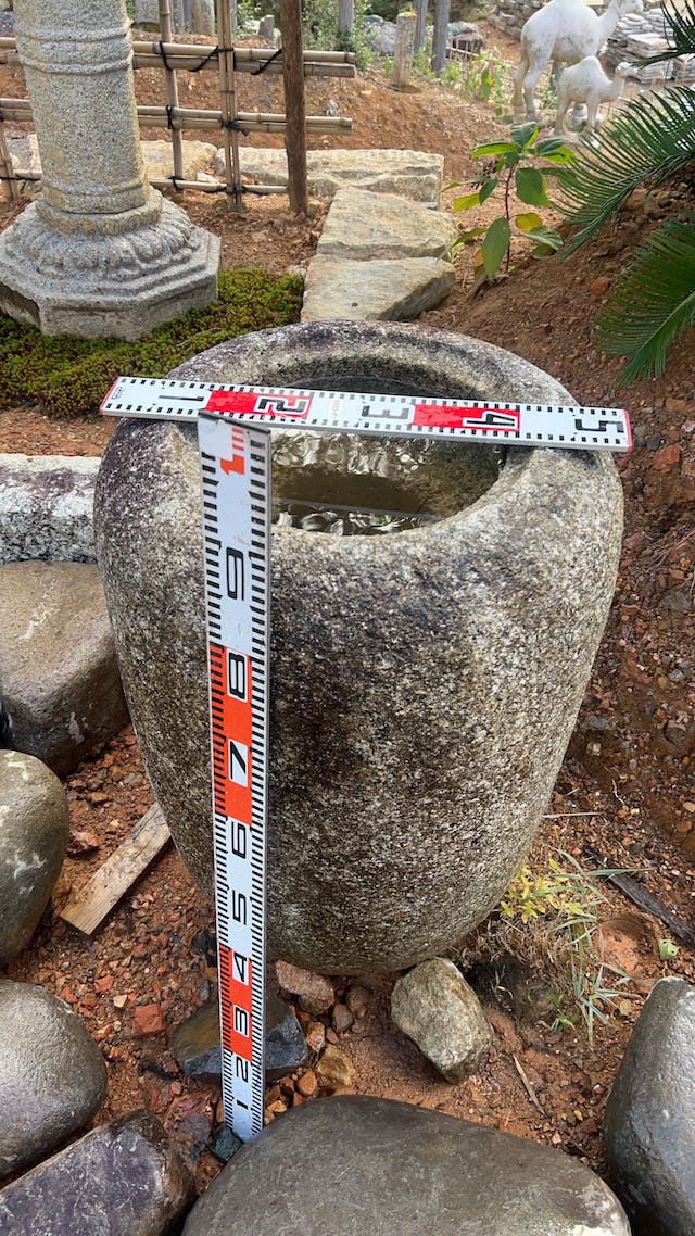 白川太閤石の棗型手水鉢