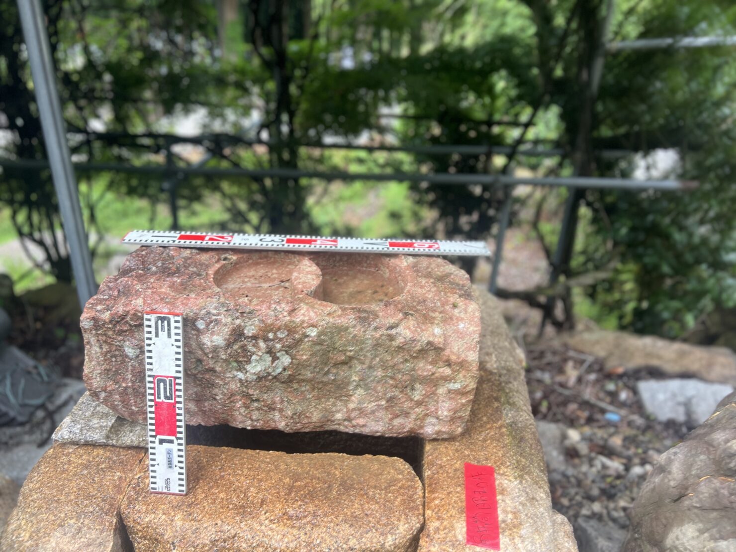 宝殿龍山赤石の水鉢