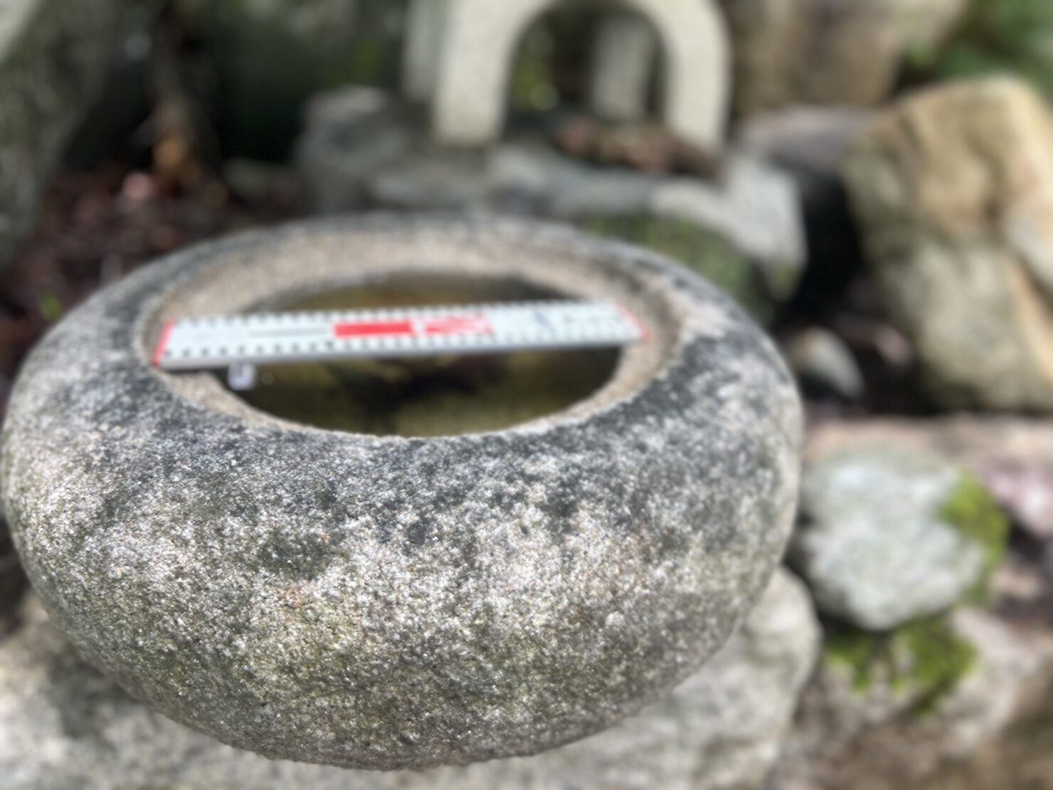 小さな手水鉢