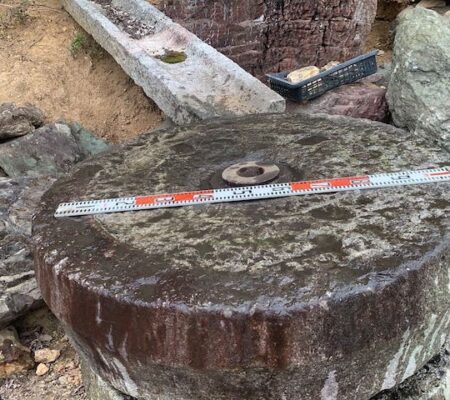 陶磁器の長石を粉にした石臼