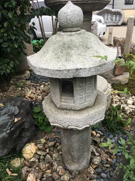 八角の生け込み灯籠