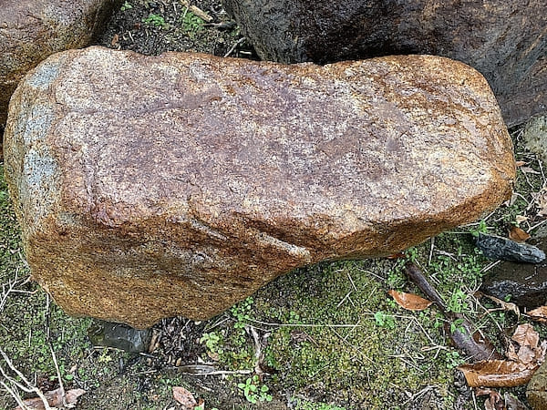 鞍馬石のクツヌギ石