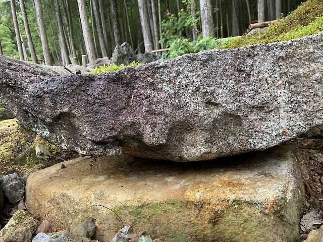 矢痕のある水盤石