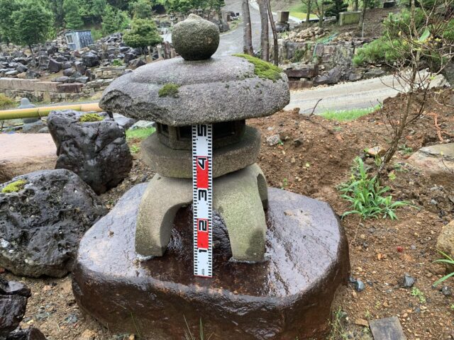 岡崎石の雪見灯籠