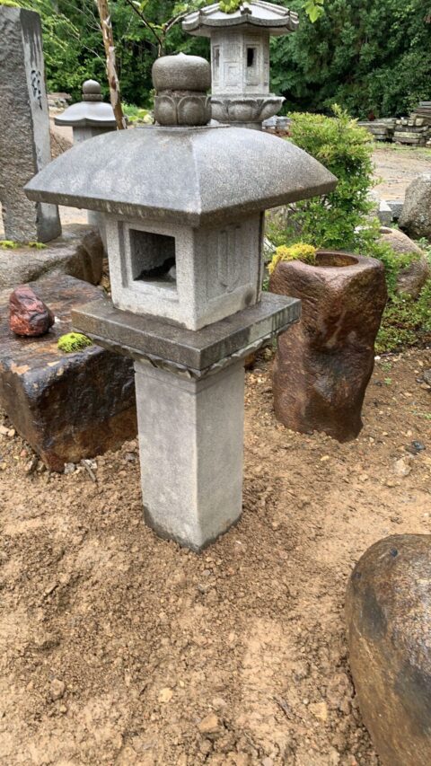 鞍馬石の船着き型灯籠