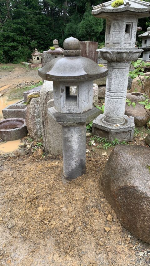 本鞍馬石の行け込み灯籠