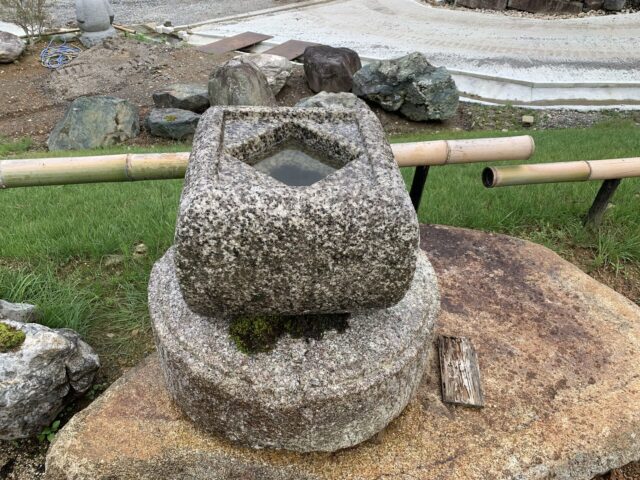 白川石の手水鉢