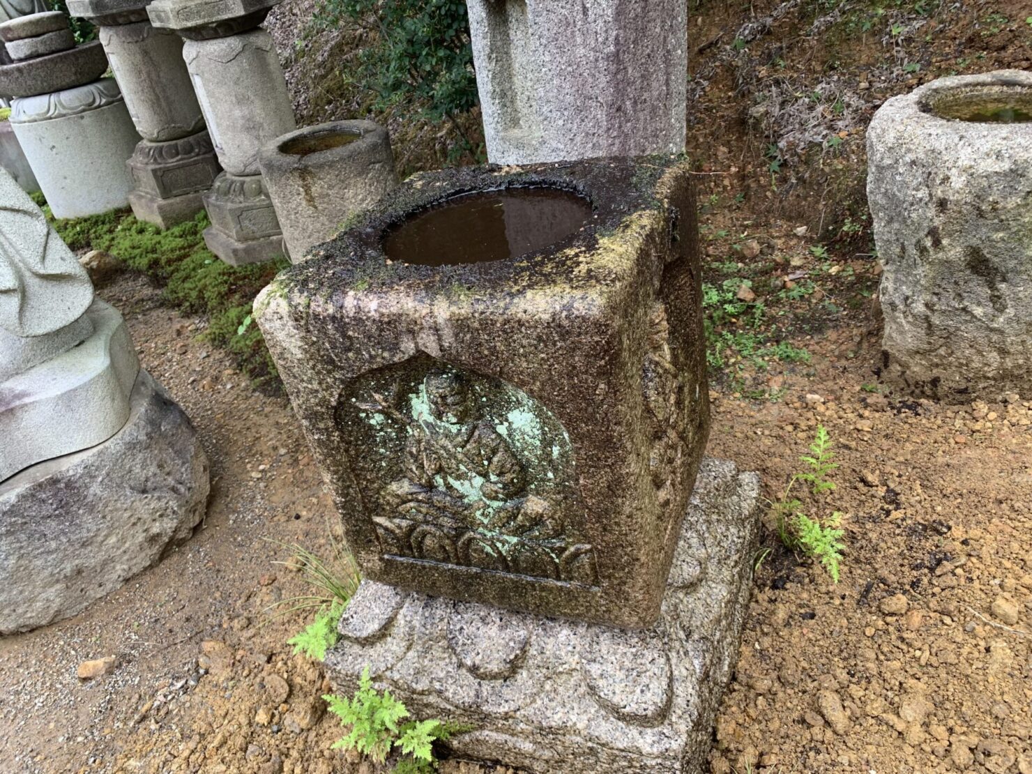四方仏の手水鉢