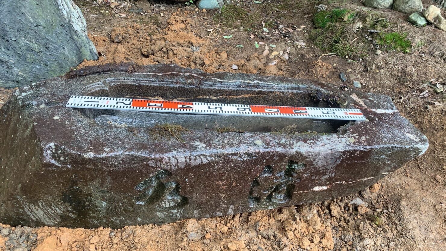 鞍馬石の手水鉢