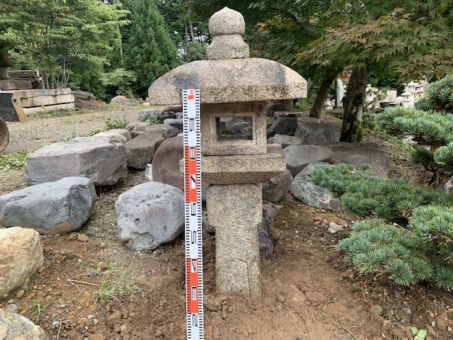 白川石の織部型灯籠