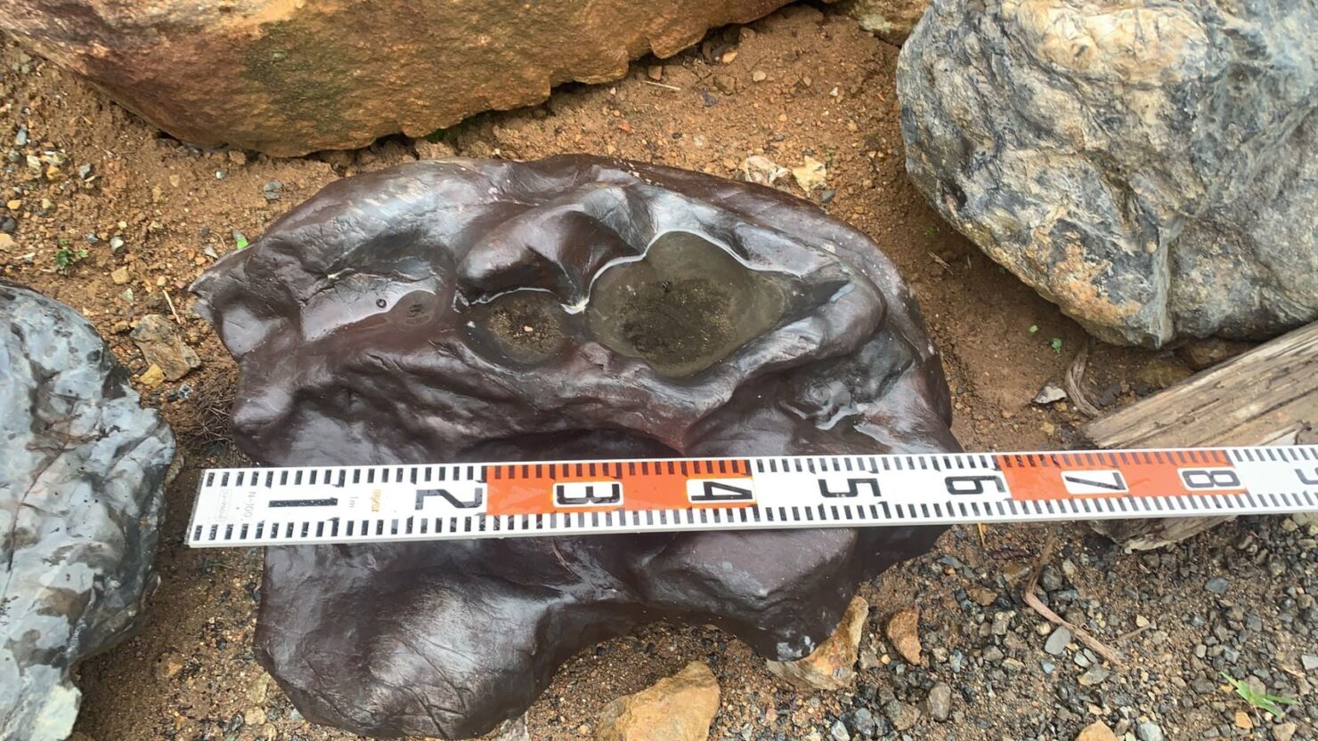 水掘れした小さな景石