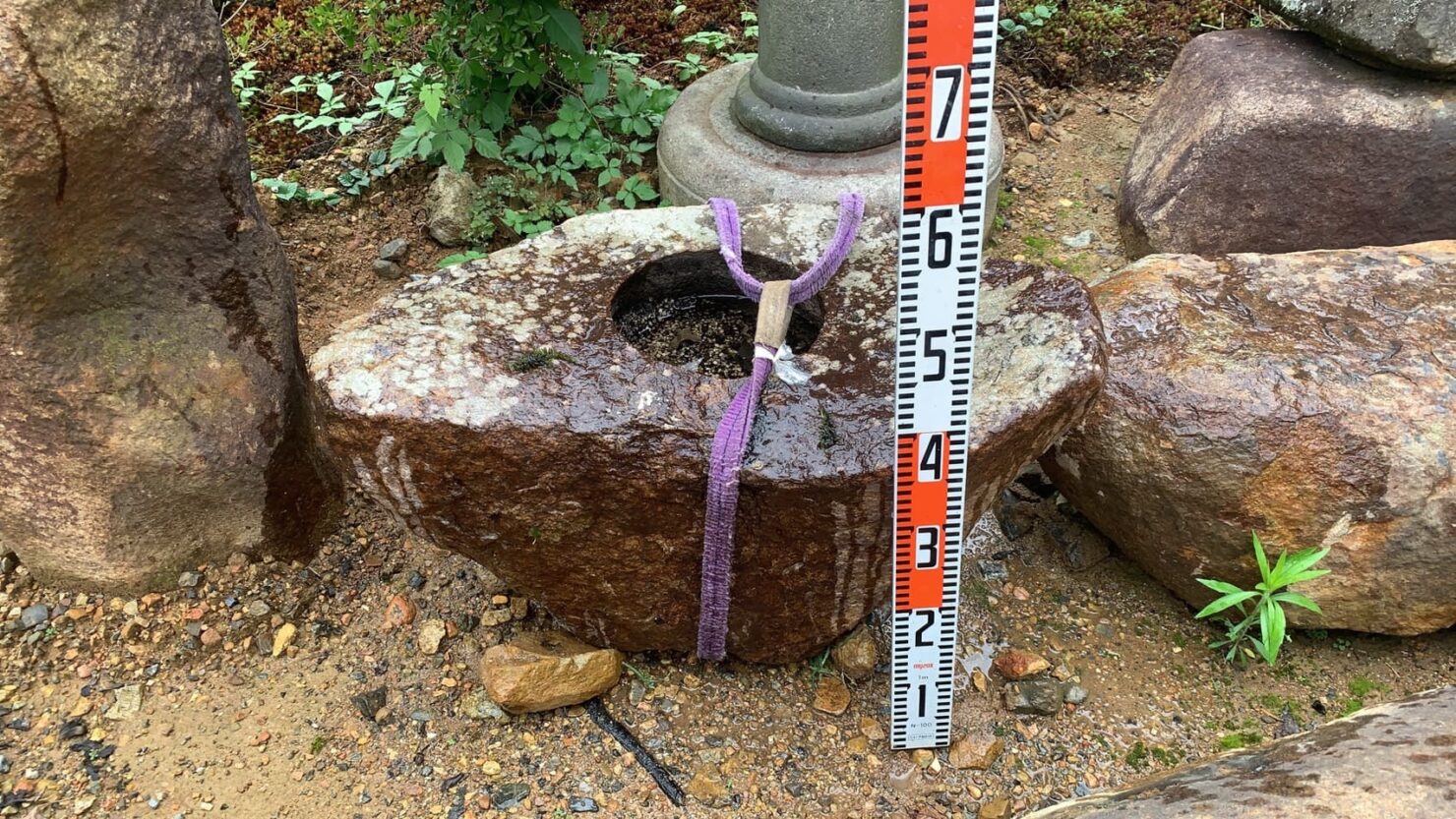 鞍馬石の手水鉢