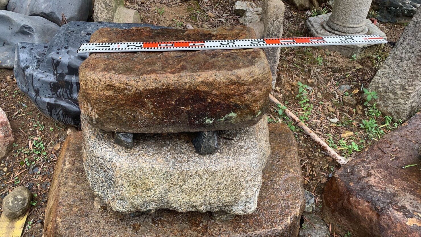 小さな丹波鞍馬石の沓脱石