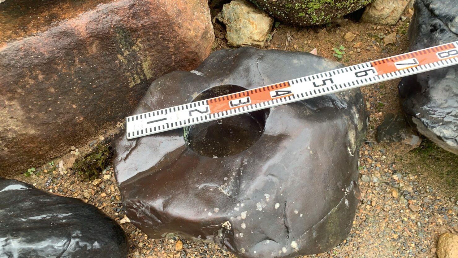 瀬田真黒石の手水鉢