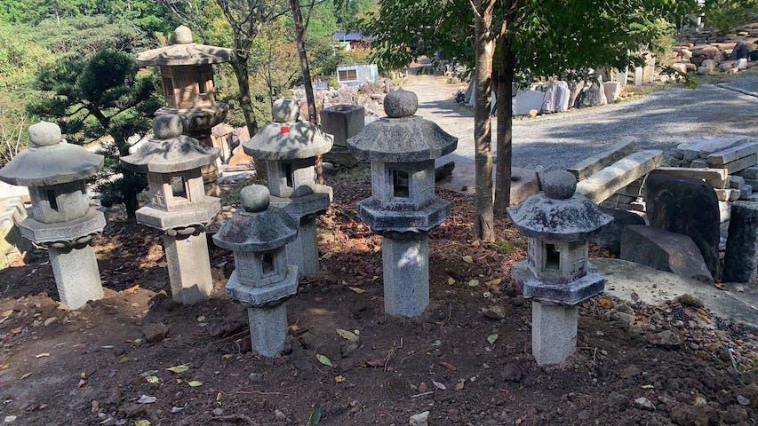 八角の生け込み灯籠　
