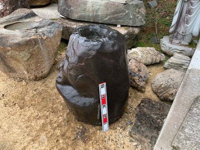 瀬田真黒の水掘れ石