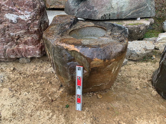 鞍馬石の手水鉢