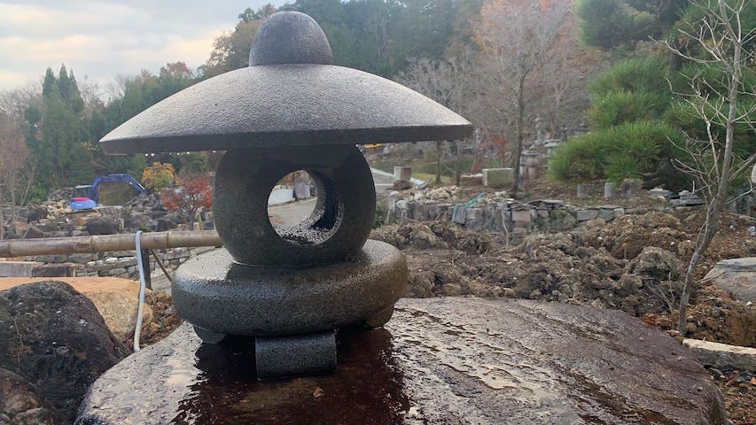 鞍馬石の雪見灯籠