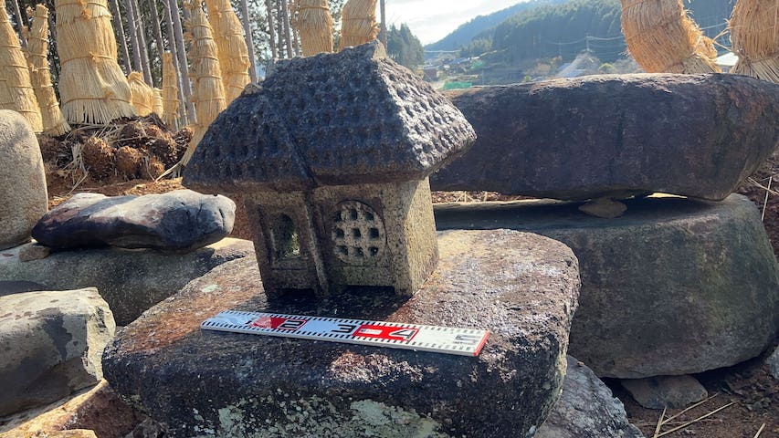 草屋型灯籠