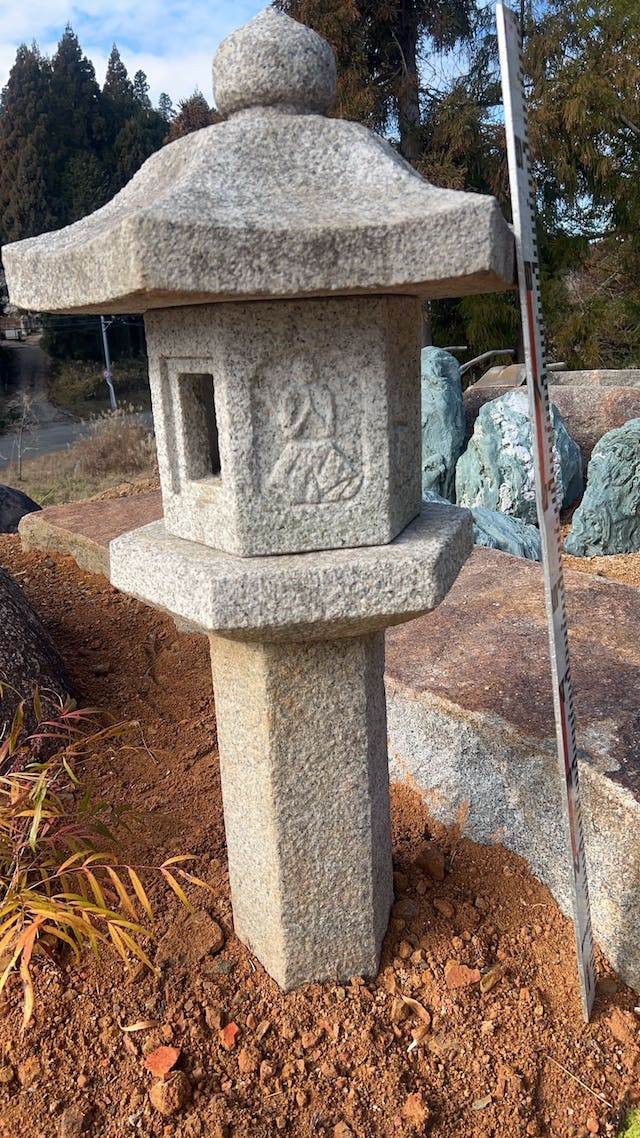 六角の生け込み灯籠