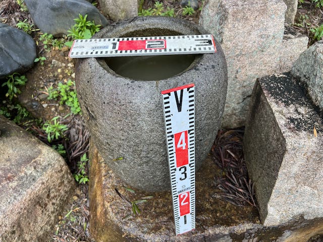 小さな棗型手水鉢