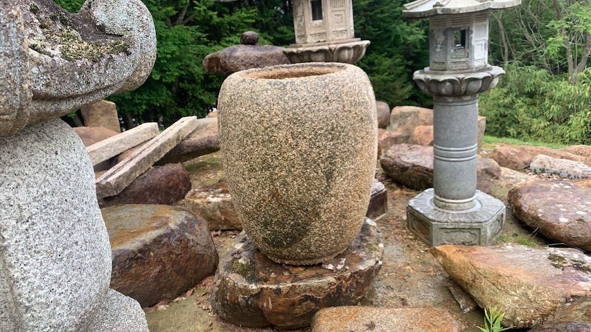 本御影石の棗型手水鉢