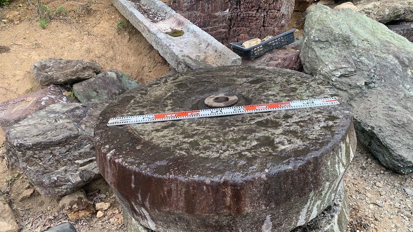 陶磁器の長石を粉にした石臼