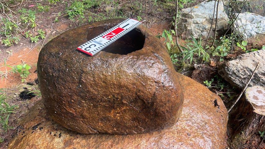 鞍馬石の手水鉢