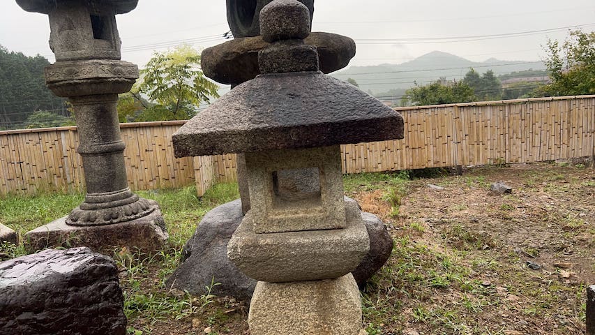 白川石の生け込み灯籠