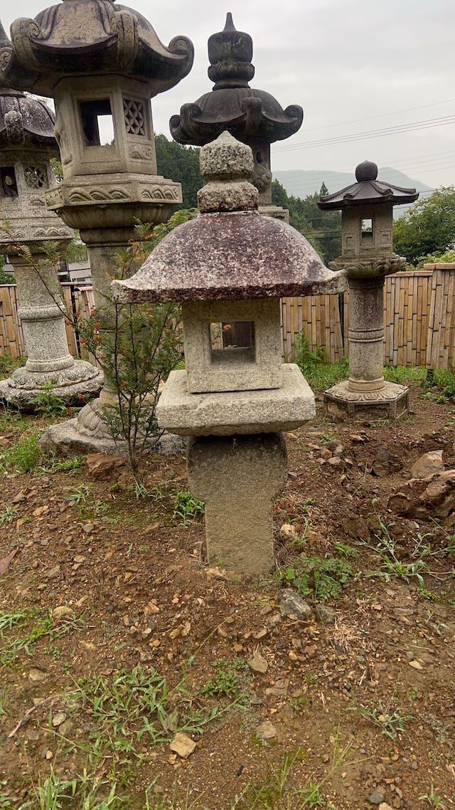 白川石の生け込み灯籠