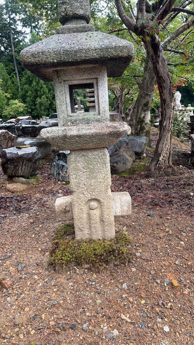 閂抜き型の織部型灯籠