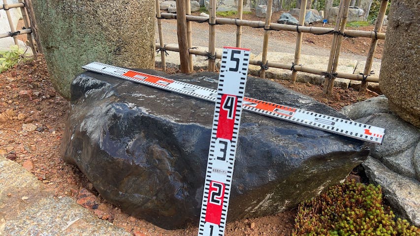 加茂川本真黒の沓脱石