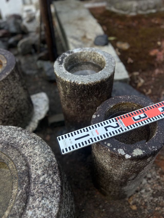 古材の小さな水鉢