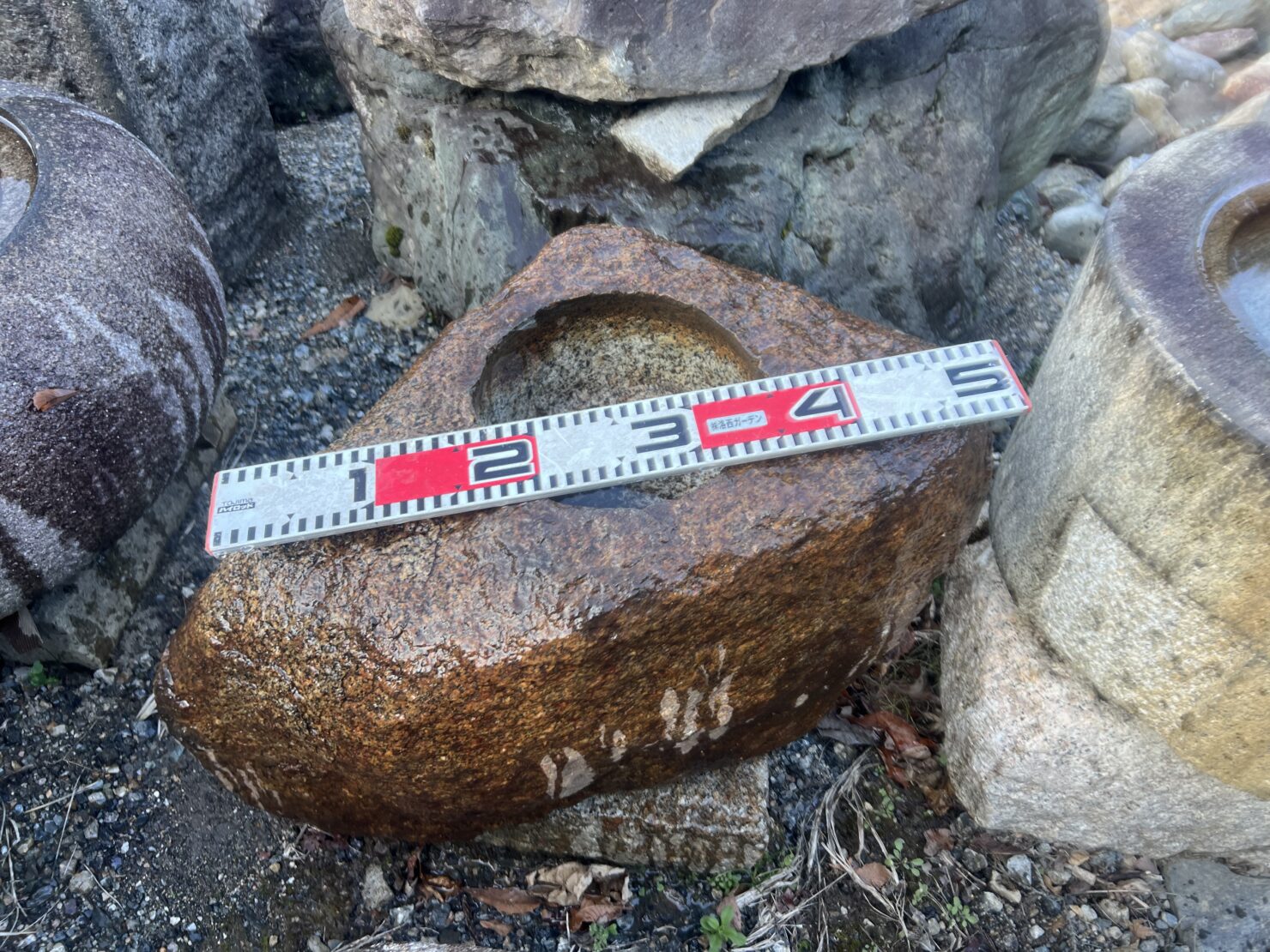 本鞍馬石の手水鉢