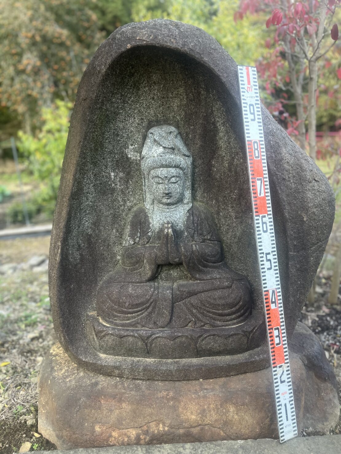 一石彫りの観音像